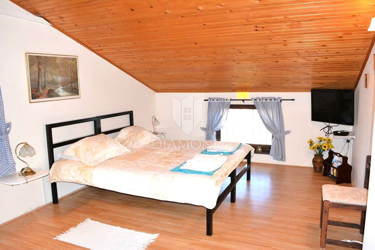 Hiša z bazenom in dvema apartmajema - 5 km od morja in centra Poreča!