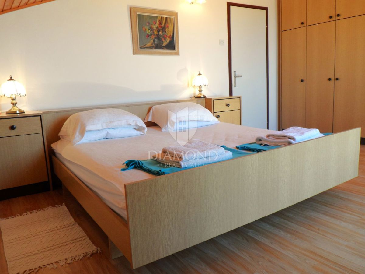 Hiša z bazenom in dvema apartmajema - 5 km od morja in centra Poreča!