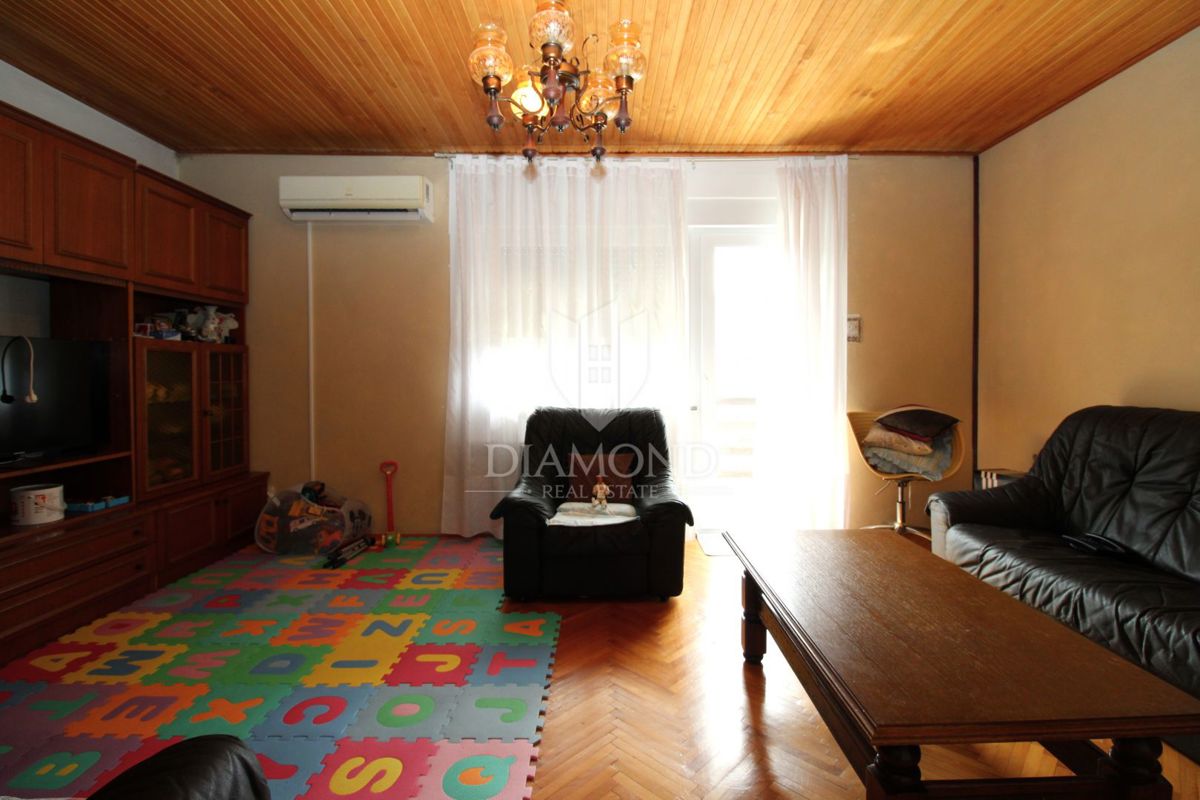 REKA – TROSOBNO STANOVANJE Z GARAŽAMI