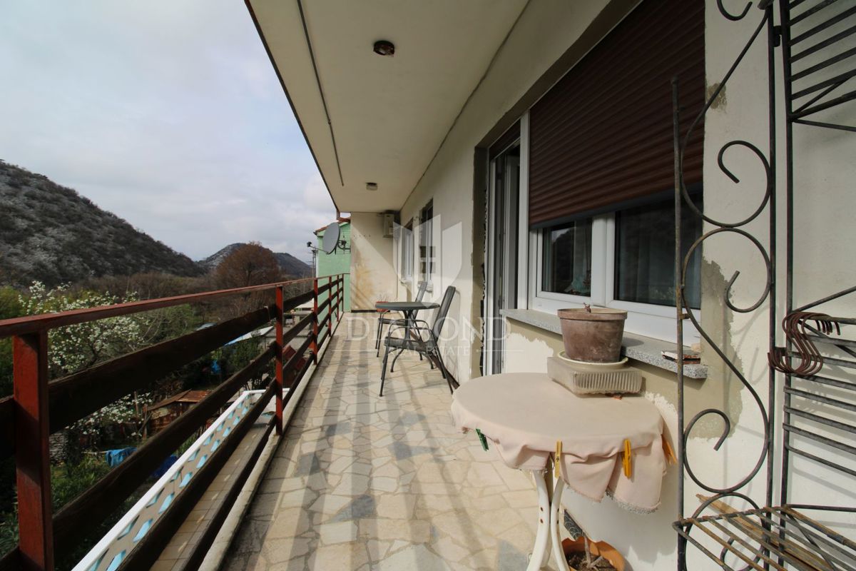 REKA – TROSOBNO STANOVANJE Z GARAŽAMI