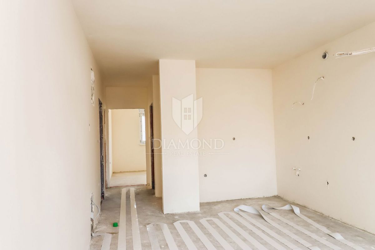 Pula: udobno 2-sobno stanovanje z 2 parkirnima mestoma