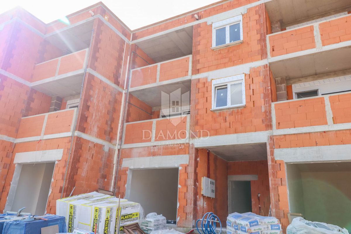 Pula: udobno 2-sobno stanovanje z 2 parkirnima mestoma