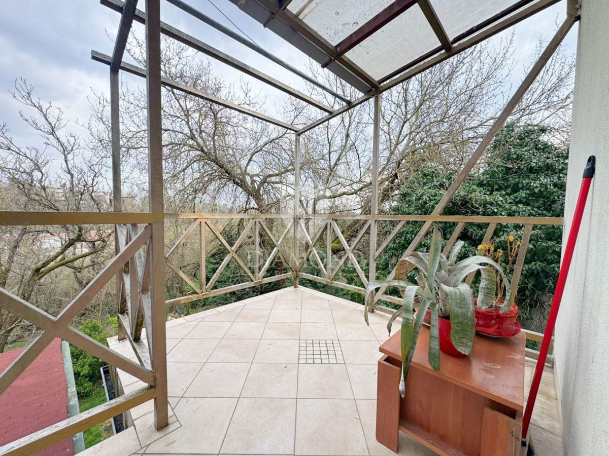 Zagreb, Britanec! Dvosobno stanovanje s teraso!