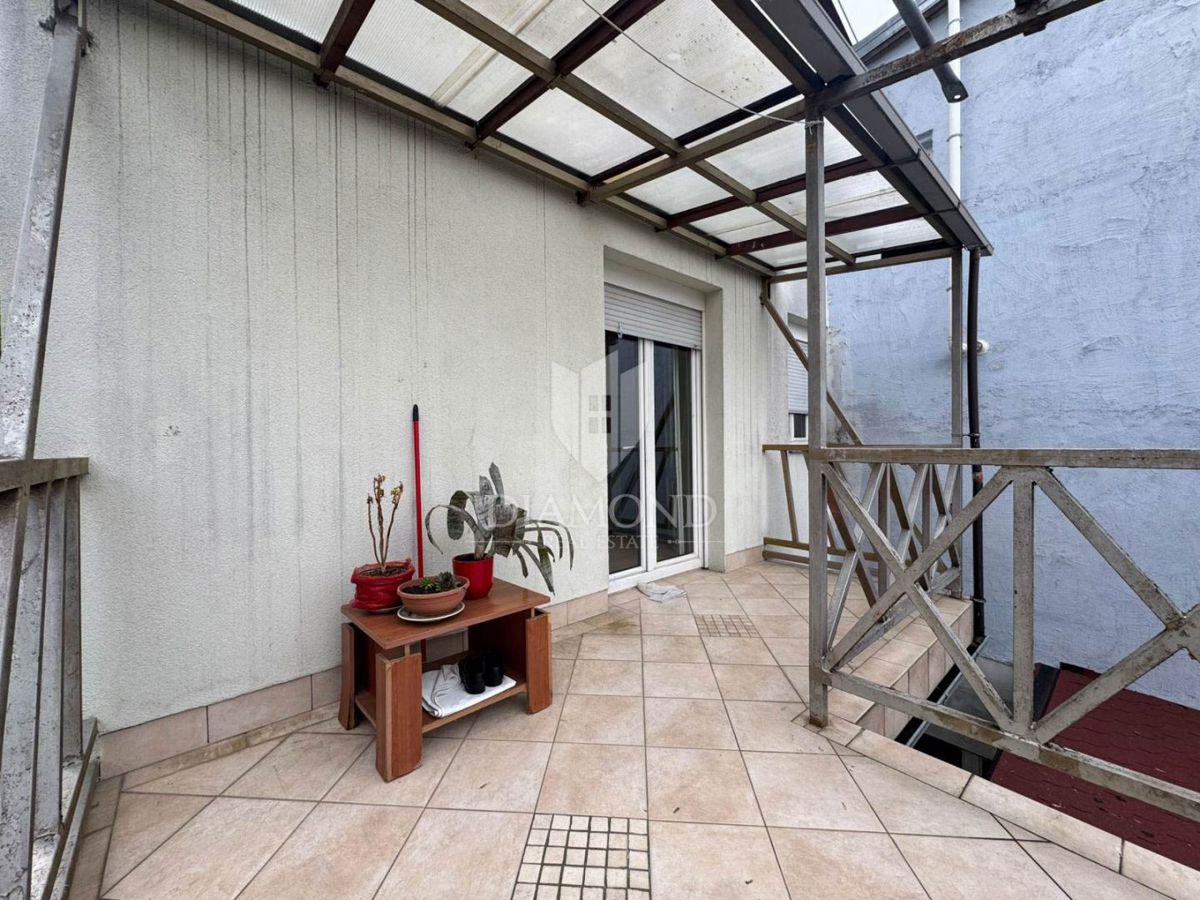 Zagreb, Britanec! Dvosobno stanovanje s teraso!