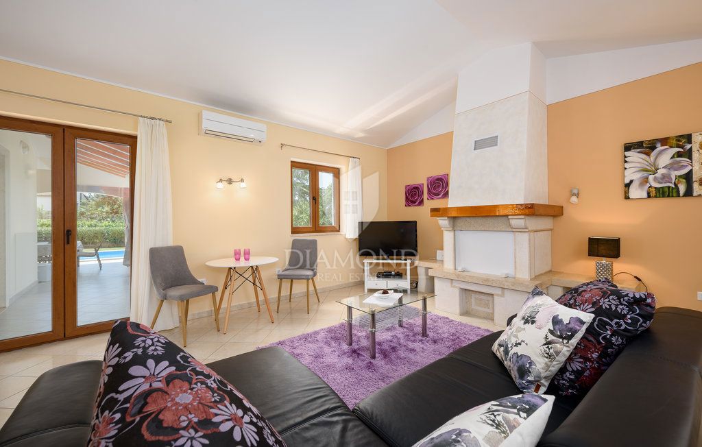 Poreč, okolica, vila z bazenom, obdana z zelenjem