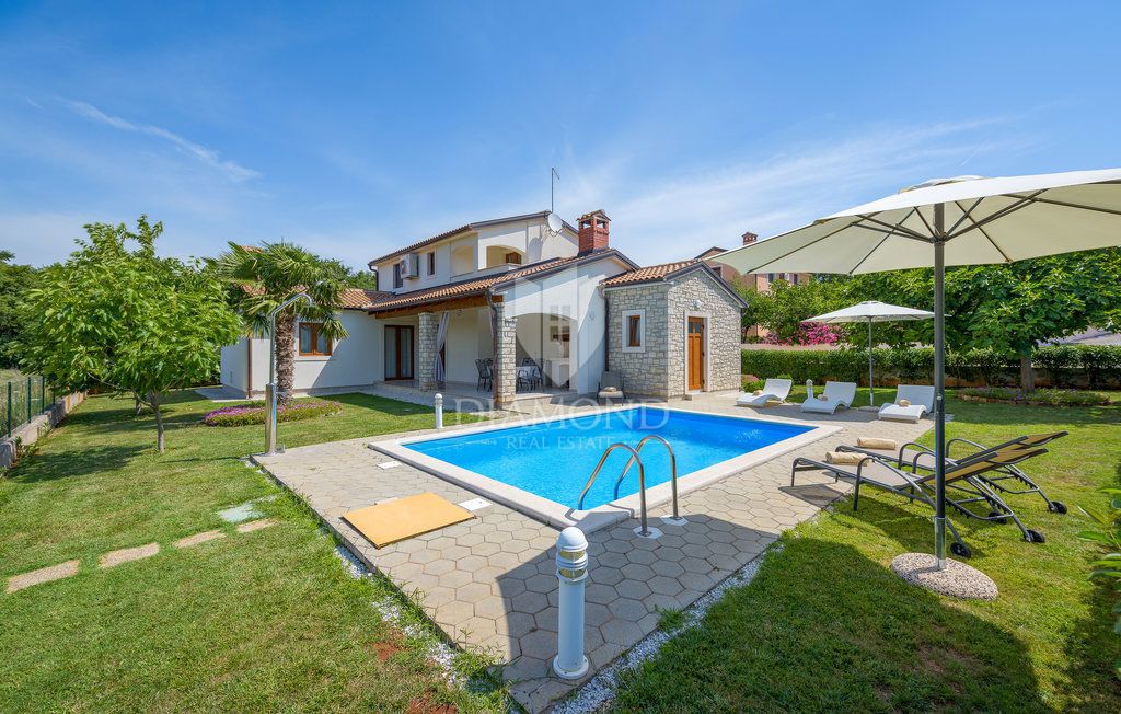 Poreč, okolica, vila z bazenom, obdana z zelenjem