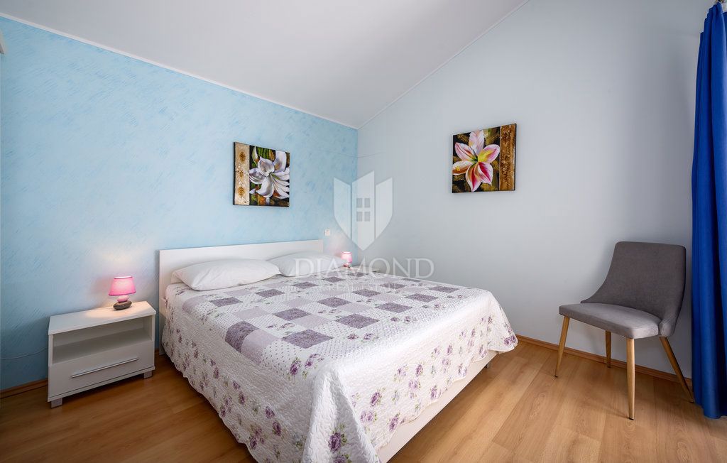 Poreč, okolica, vila z bazenom, obdana z zelenjem