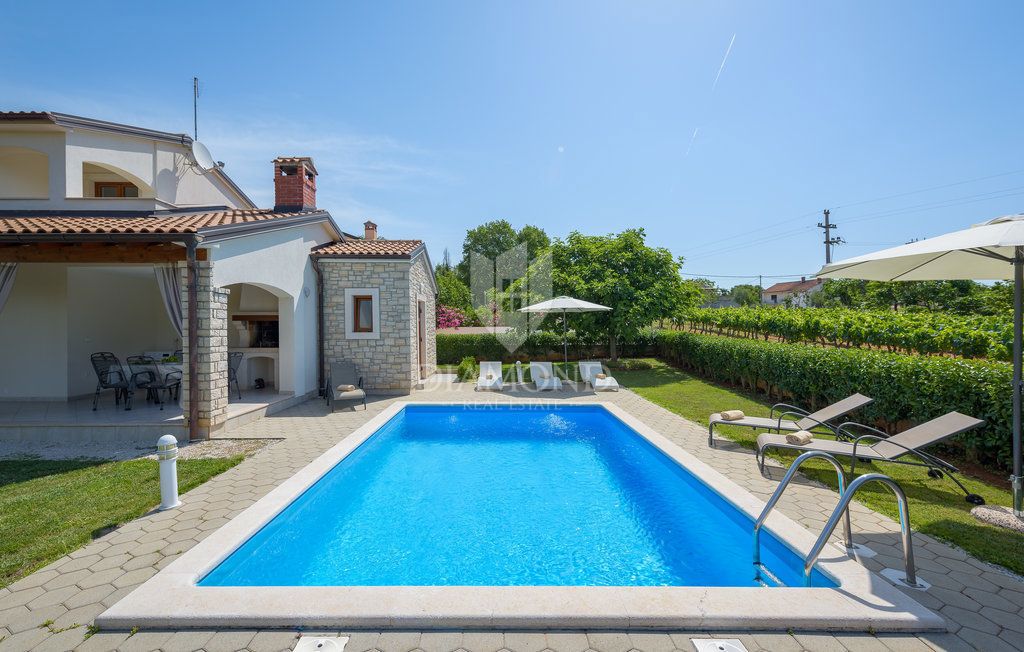 Poreč, okolica, vila z bazenom, obdana z zelenjem