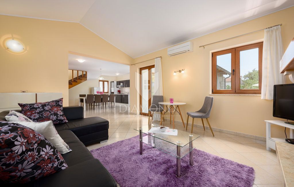 Poreč, okolica, vila z bazenom, obdana z zelenjem