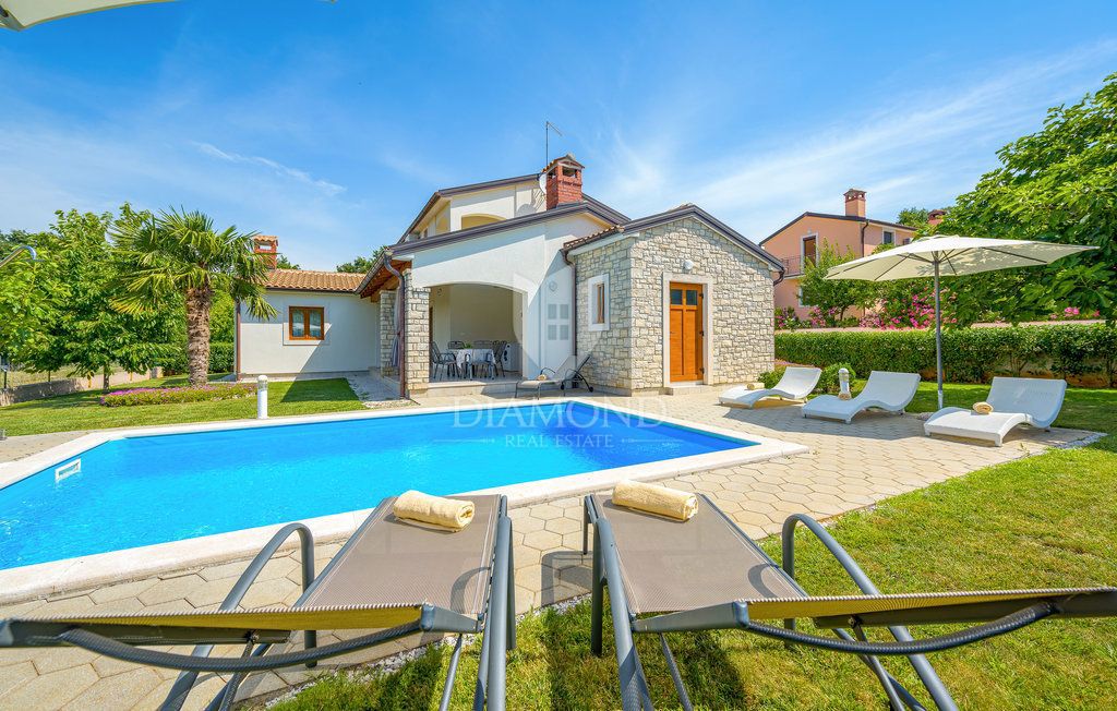 Poreč, okolica, vila z bazenom, obdana z zelenjem