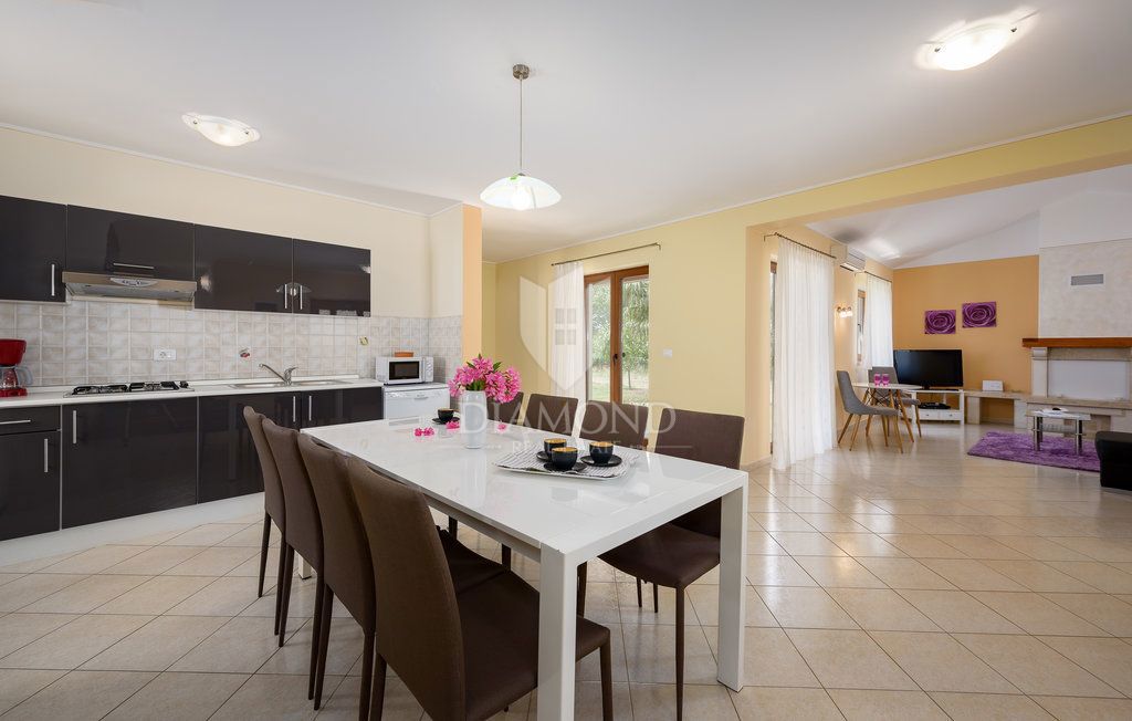 Poreč, okolica, vila z bazenom, obdana z zelenjem