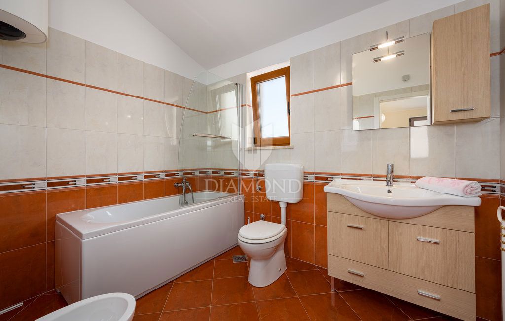 Poreč, okolica, vila z bazenom, obdana z zelenjem