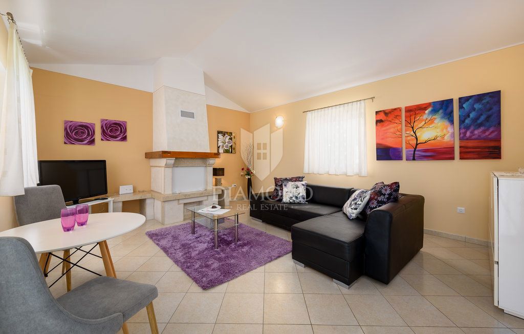 Poreč, okolica, vila z bazenom, obdana z zelenjem