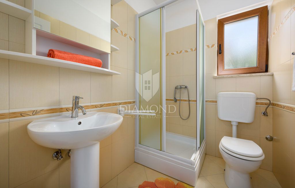 Poreč, okolica, vila z bazenom, obdana z zelenjem