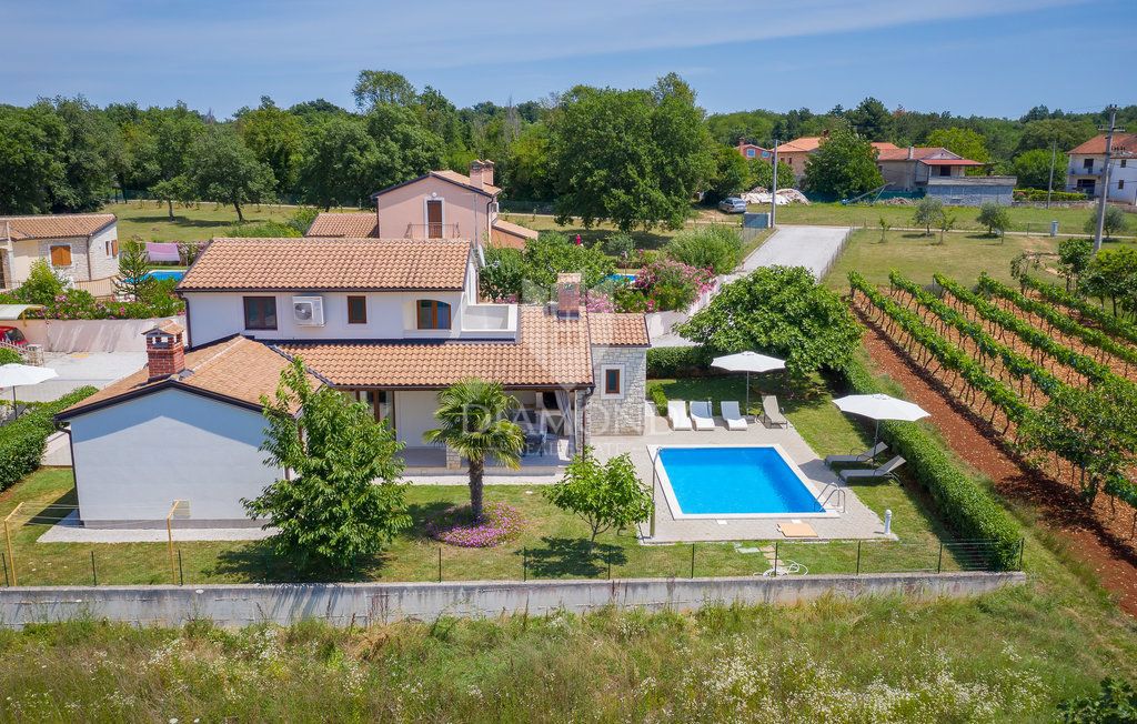 Poreč, okolica, vila z bazenom, obdana z zelenjem