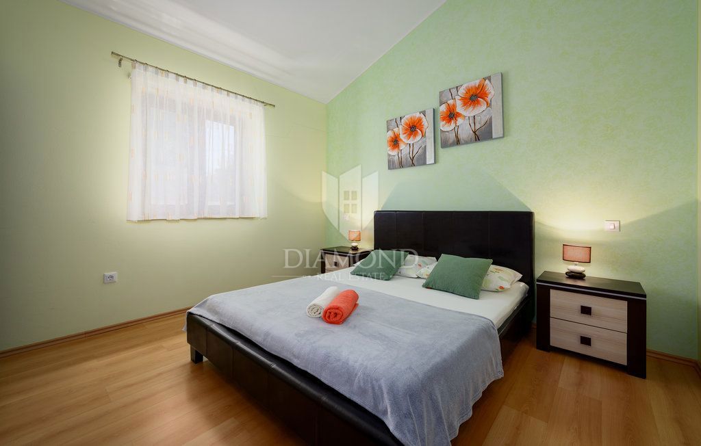 Poreč, okolica, vila z bazenom, obdana z zelenjem