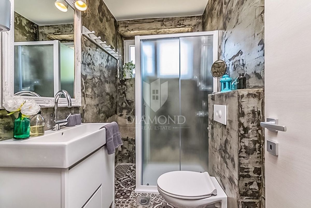 Pula, udobno stanovanje s tremi spalnicami in garažo