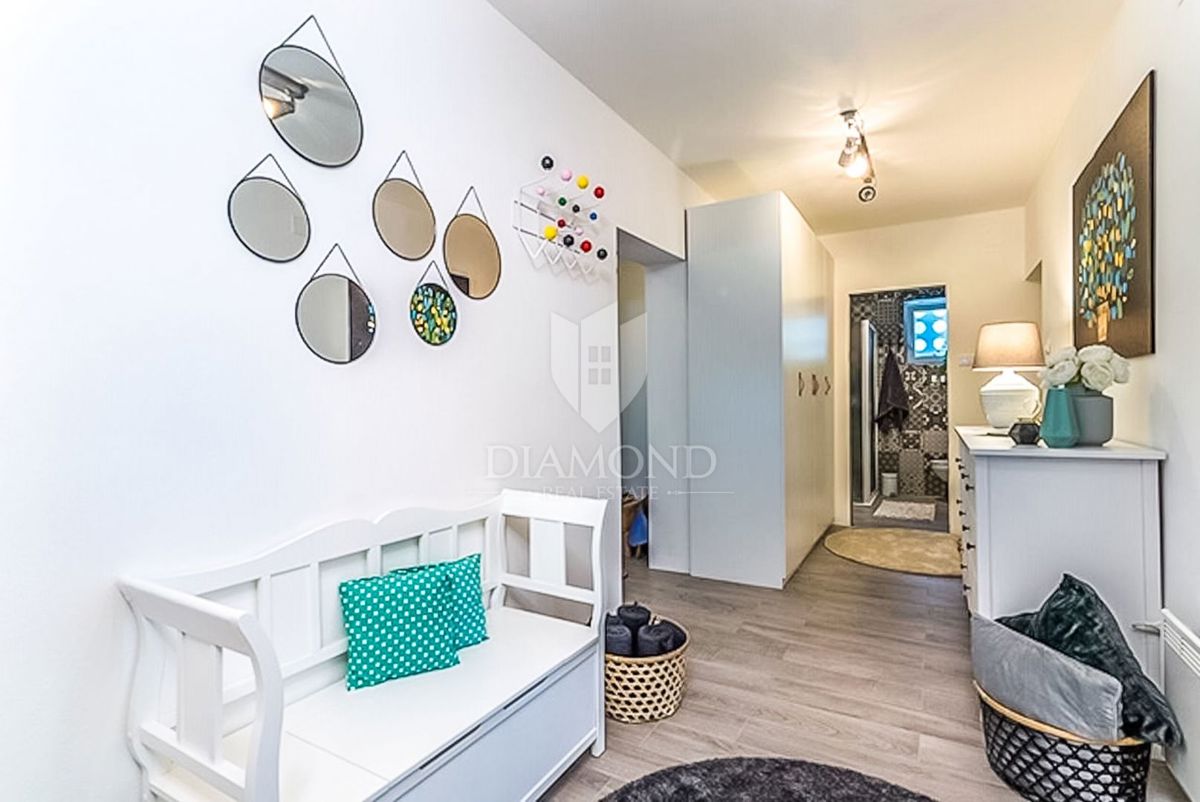 Pula, udobno stanovanje s tremi spalnicami in garažo