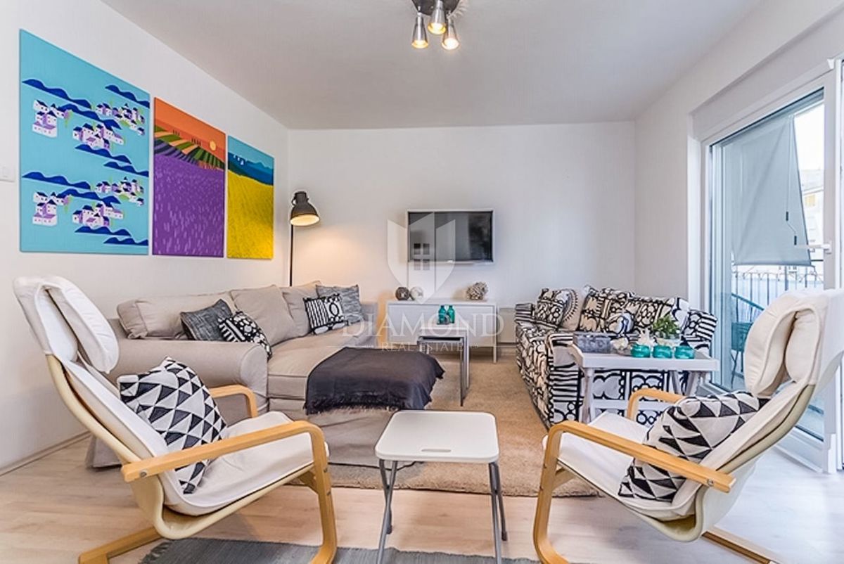 Pula, udobno stanovanje s tremi spalnicami in garažo