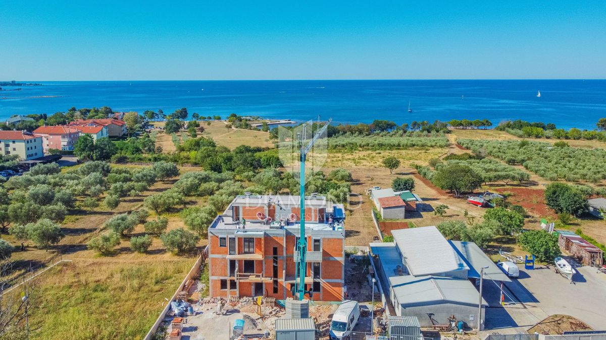 Umag, okolica! Moderno stanovanje z vrtom 200 m od morja!