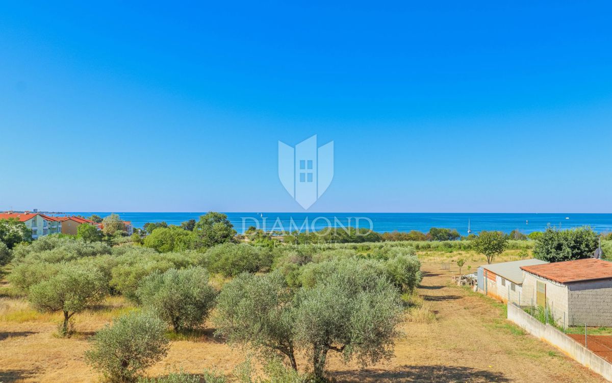 Umag, okolica! Moderno stanovanje z vrtom 200 m od morja!