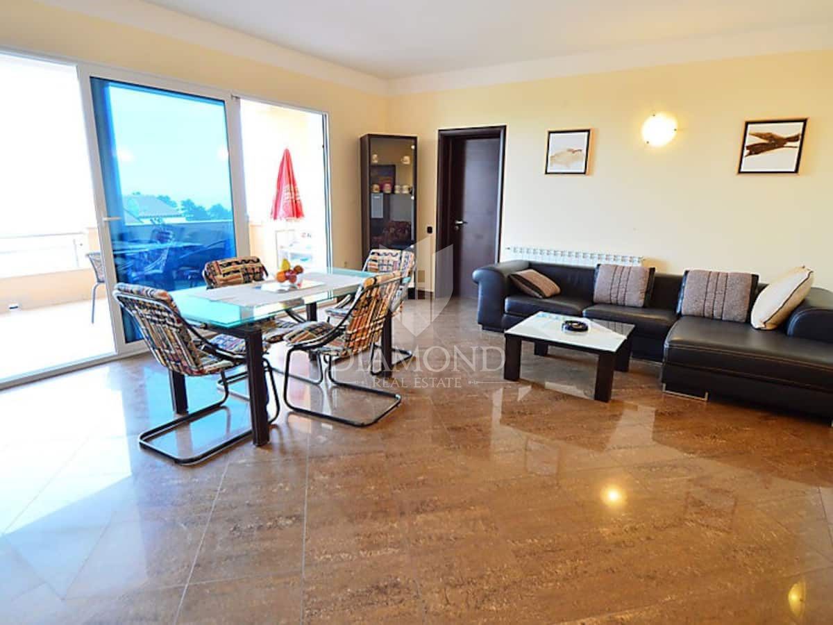 Opatija, okolica, hiša s sedmimi apartmaji, bazen in pogled na morje