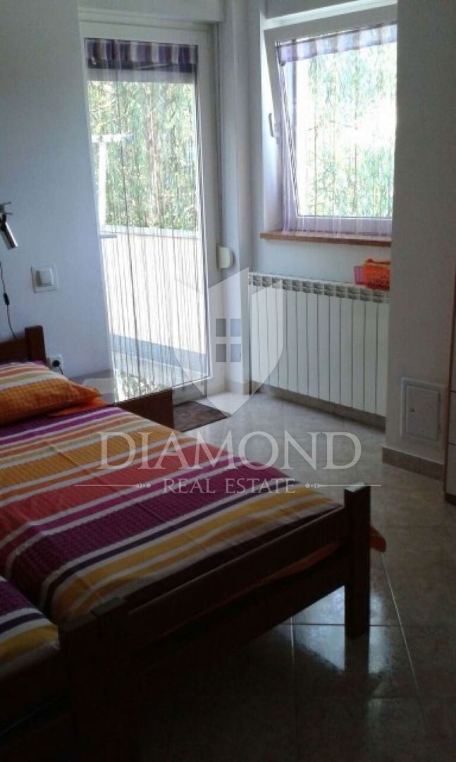 Opatija, okolica, hiša s sedmimi apartmaji, bazen in pogled na morje