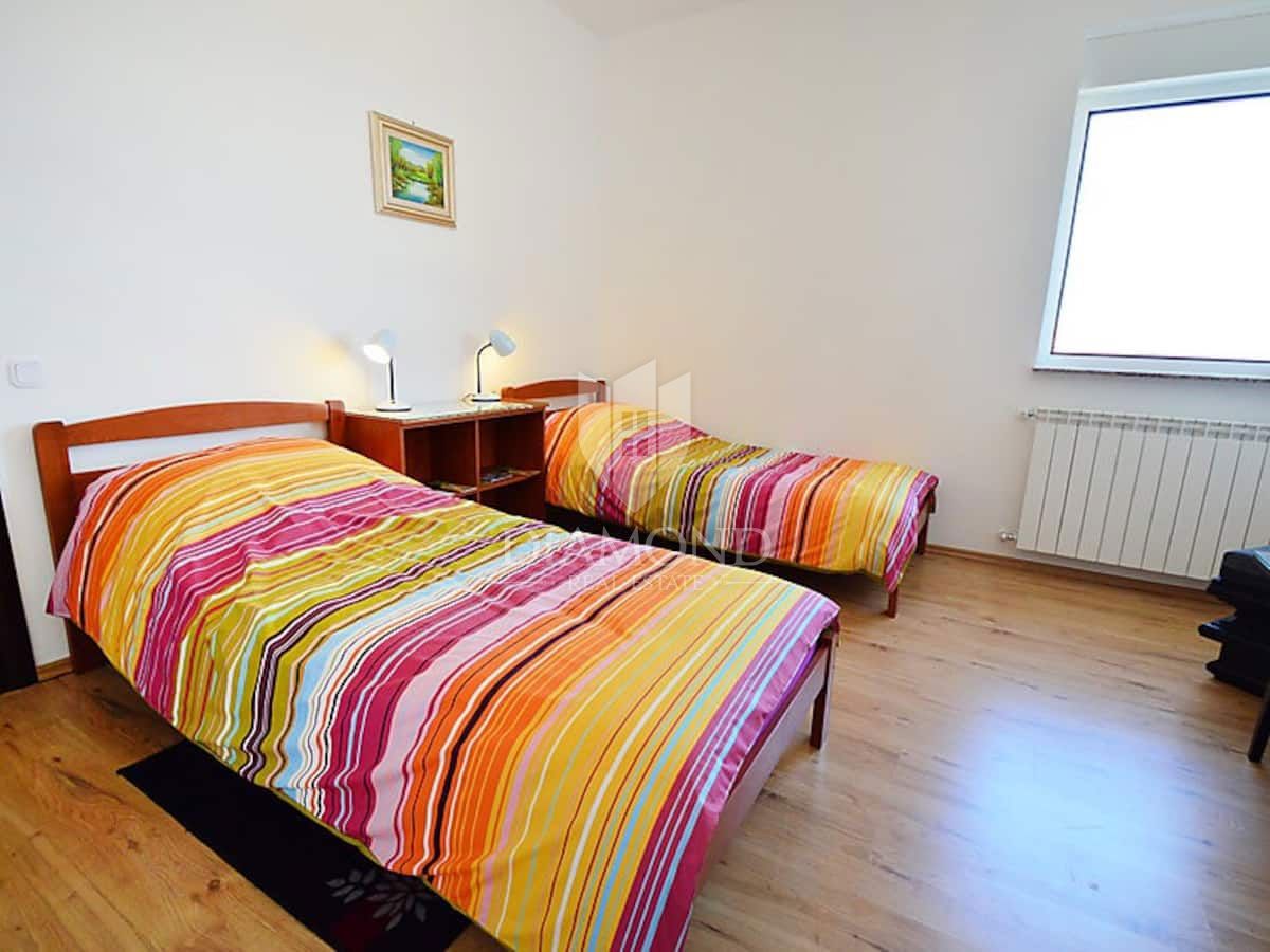 Opatija, okolica, hiša s sedmimi apartmaji, bazen in pogled na morje