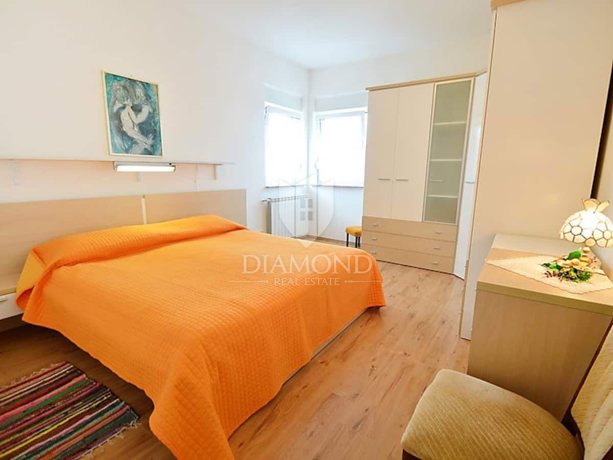 Opatija, okolica, hiša s sedmimi apartmaji, bazen in pogled na morje