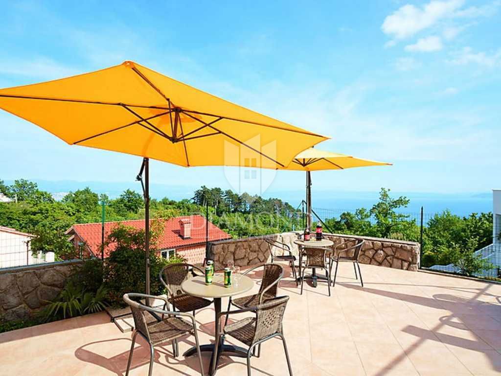 Opatija, okolica, hiša s sedmimi apartmaji, bazen in pogled na morje