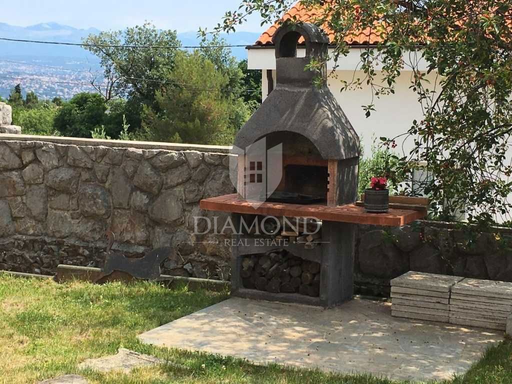 Opatija, okolica, hiša s sedmimi apartmaji, bazen in pogled na morje