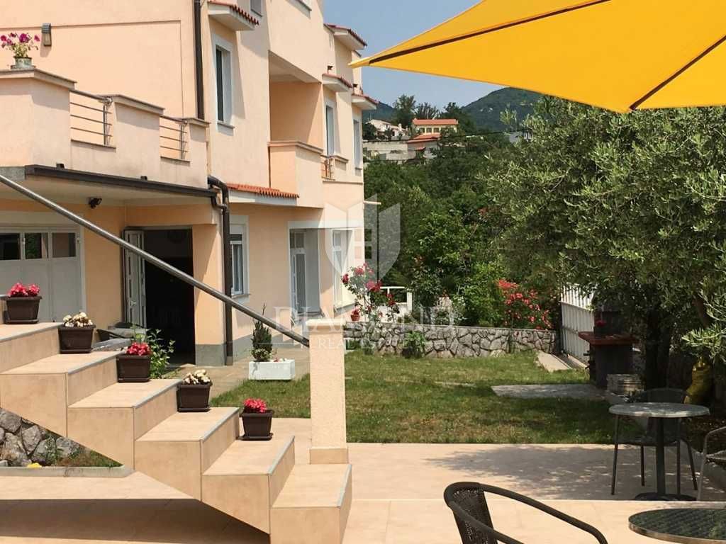 Opatija, okolica, hiša s sedmimi apartmaji, bazen in pogled na morje