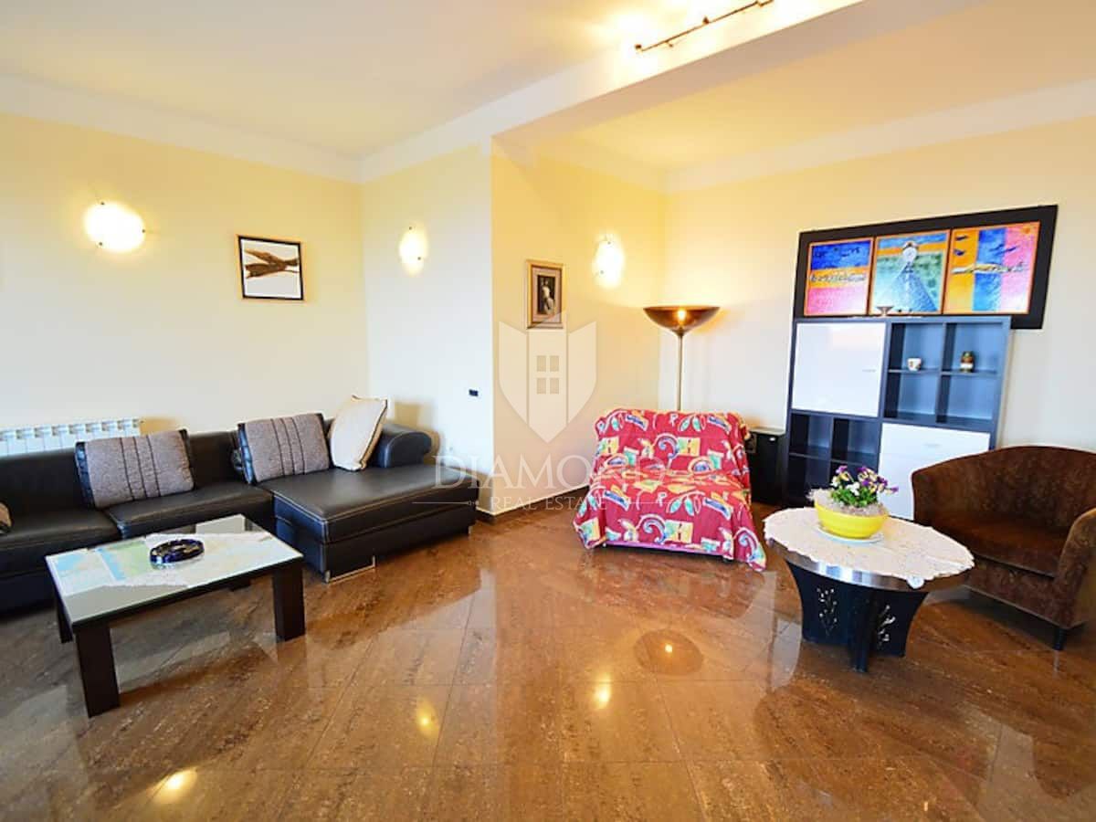Opatija, okolica, hiša s sedmimi apartmaji, bazen in pogled na morje