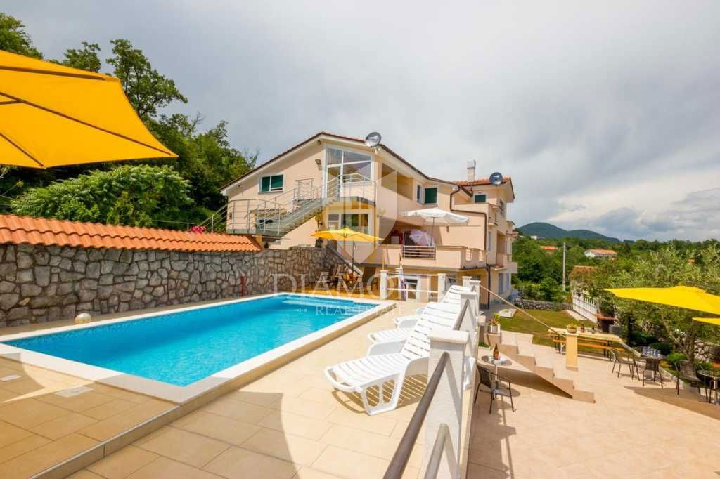 Opatija, okolica, hiša s sedmimi apartmaji, bazen in pogled na morje