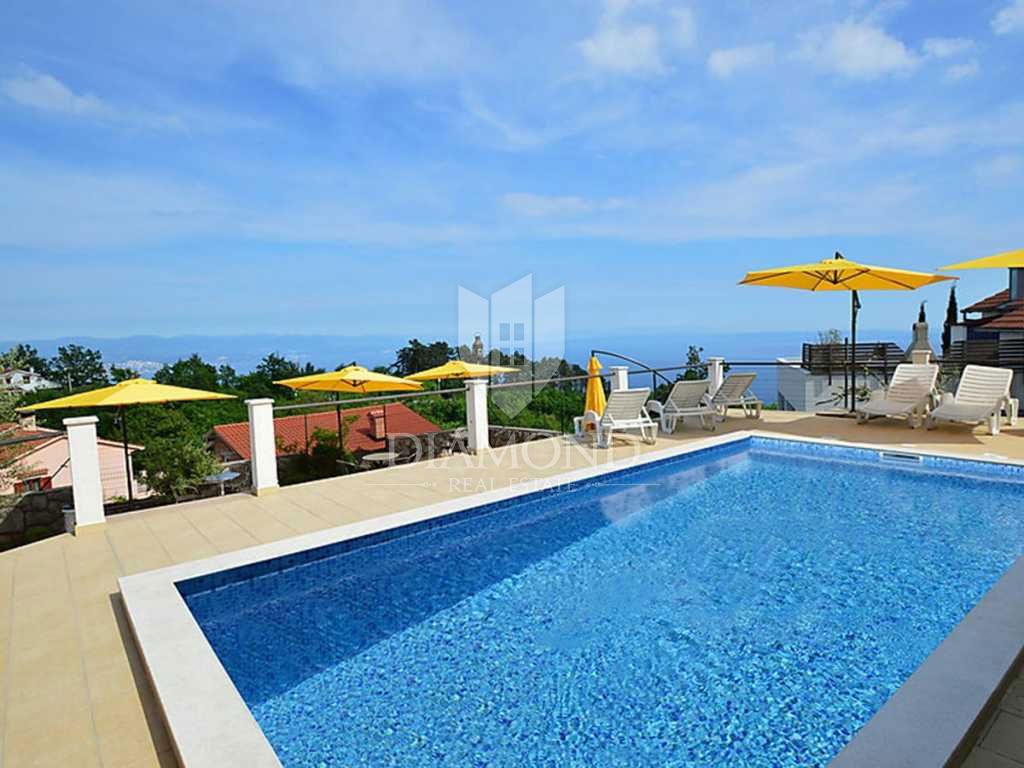Opatija, okolica, hiša s sedmimi apartmaji, bazen in pogled na morje