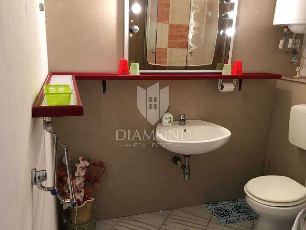 Opatija, okolica, hiša s sedmimi apartmaji, bazen in pogled na morje