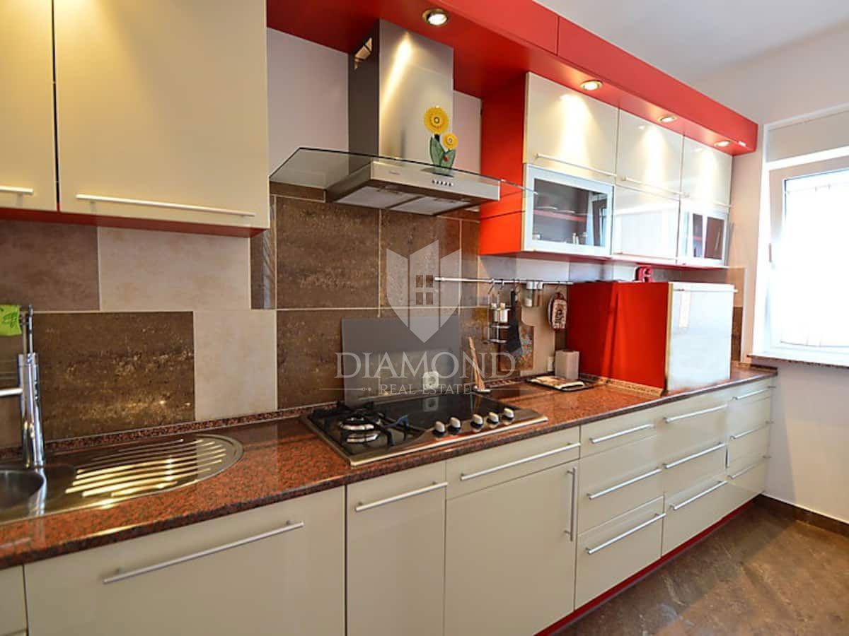 Opatija, okolica, hiša s sedmimi apartmaji, bazen in pogled na morje