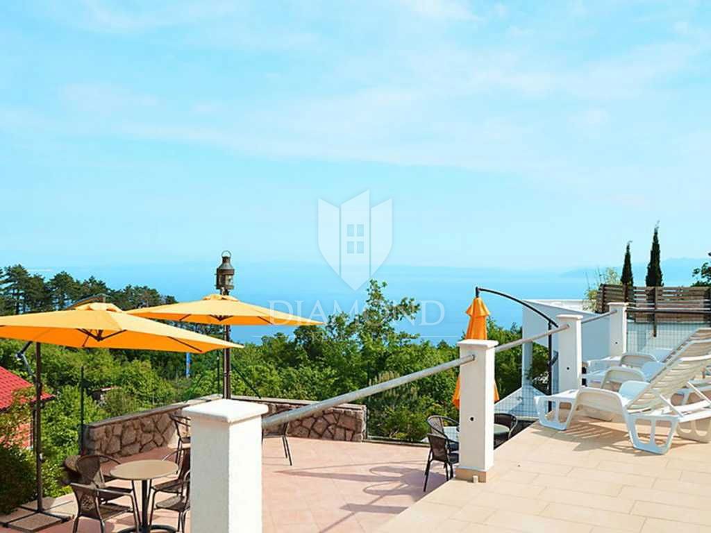 Opatija, okolica, hiša s sedmimi apartmaji, bazen in pogled na morje