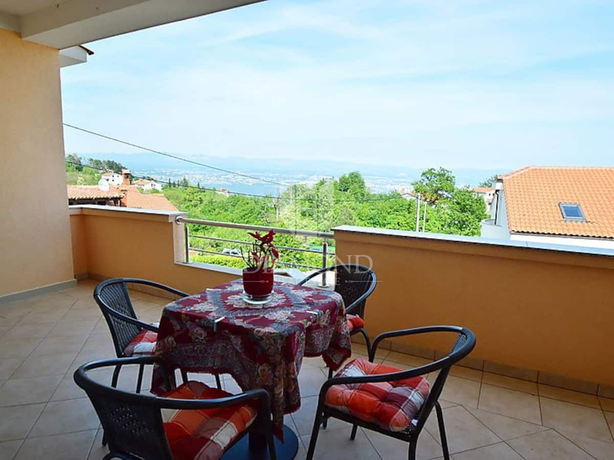 Opatija, okolica, hiša s sedmimi apartmaji, bazen in pogled na morje