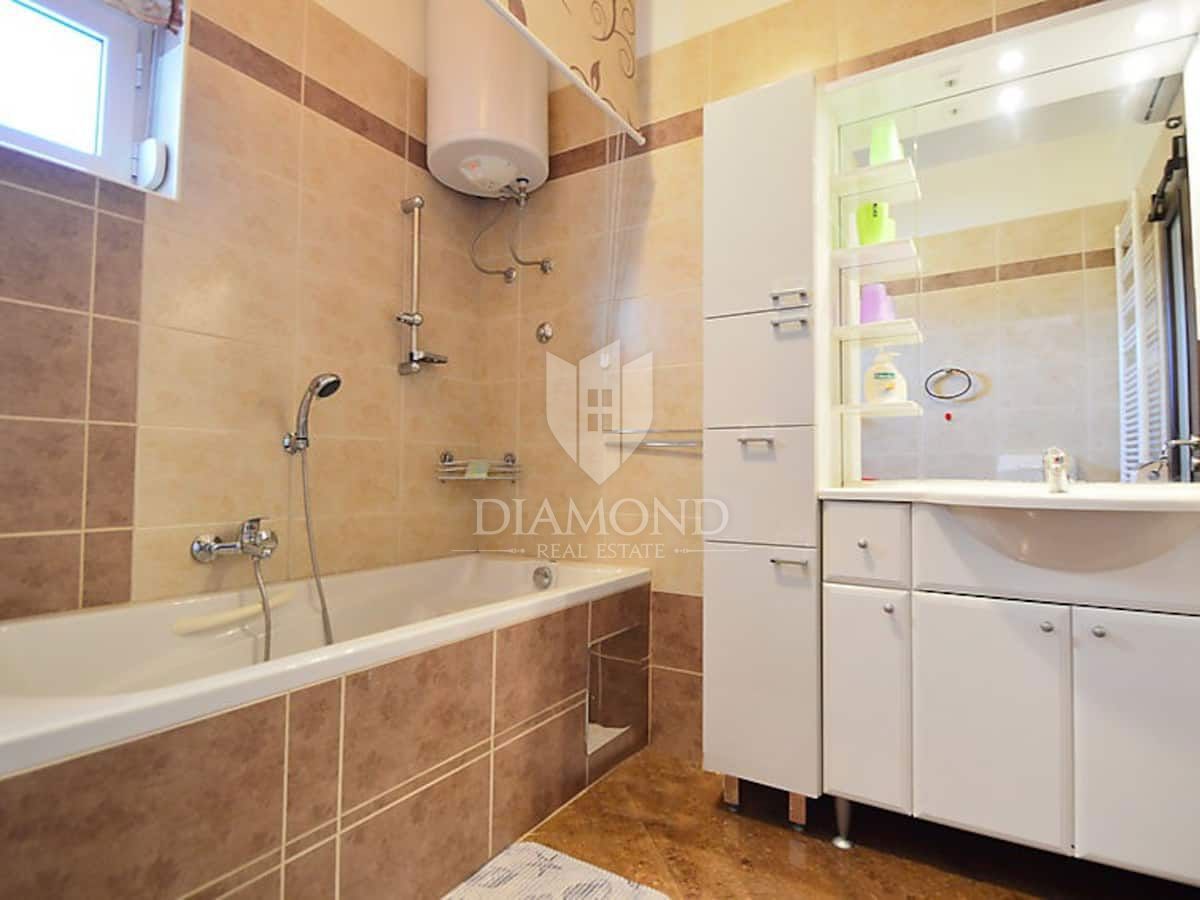 Opatija, okolica, hiša s sedmimi apartmaji, bazen in pogled na morje
