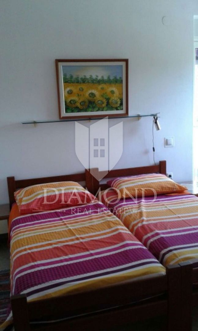 Opatija, okolica, hiša s sedmimi apartmaji, bazen in pogled na morje