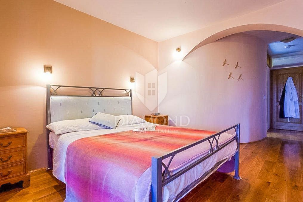 Rovinj, okolica, prostorna počitniška hiša z bazenom
