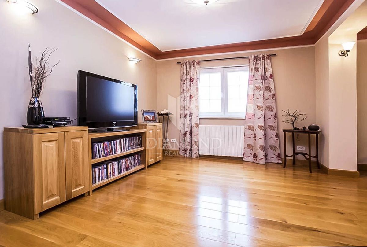 Rovinj, okolica, prostorna počitniška hiša z bazenom