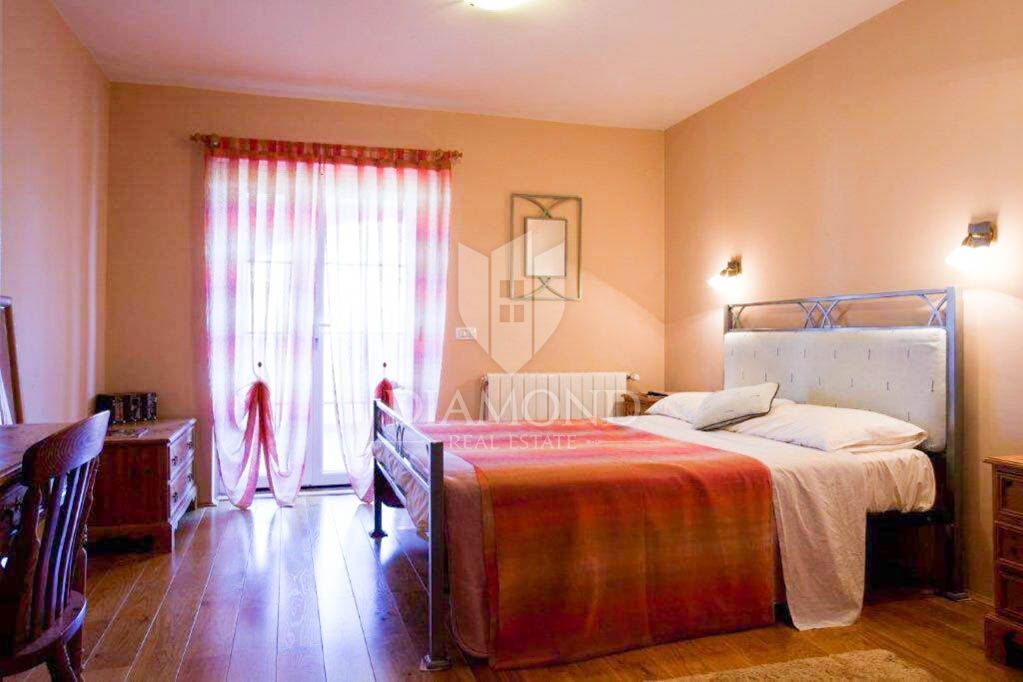 Rovinj, okolica, prostorna počitniška hiša z bazenom