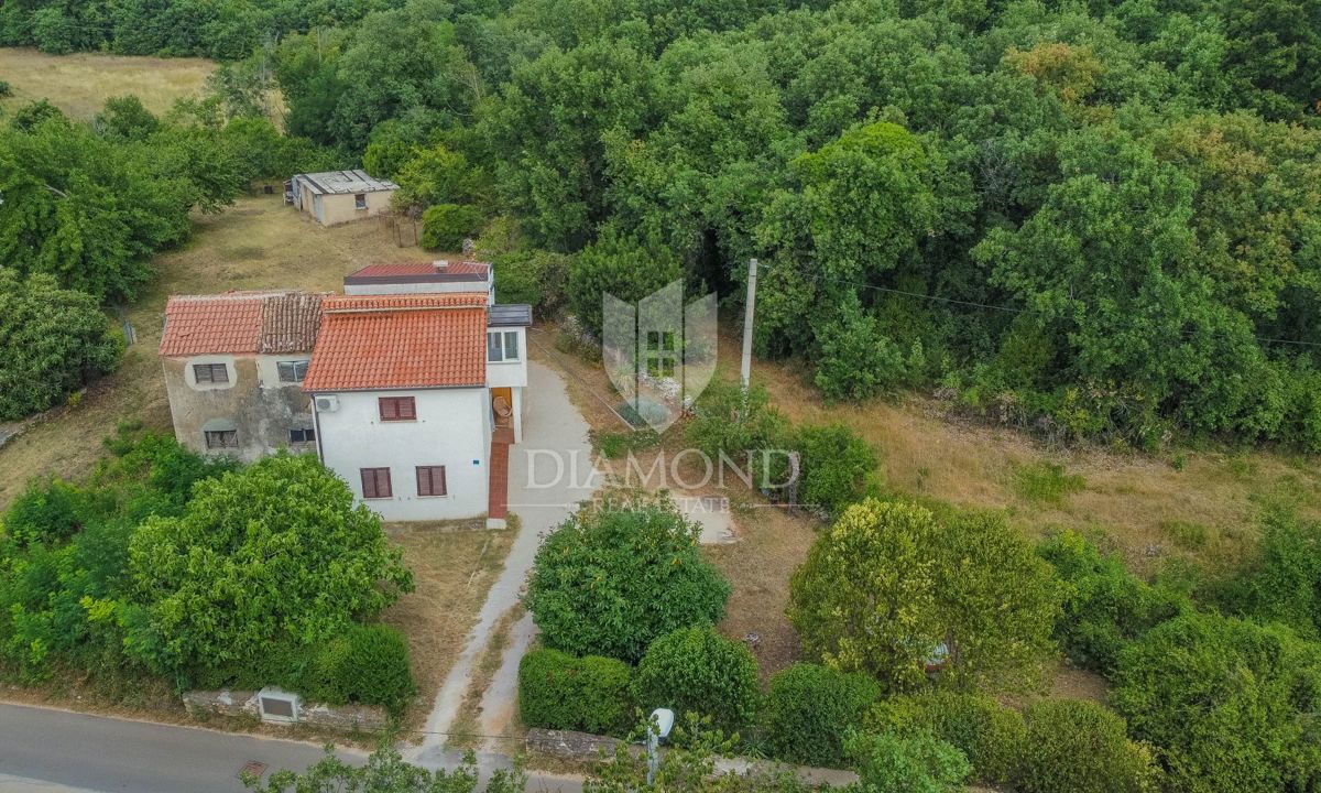 Okolica Umaga, hiša s prostornim vrtom na mirni lokaciji