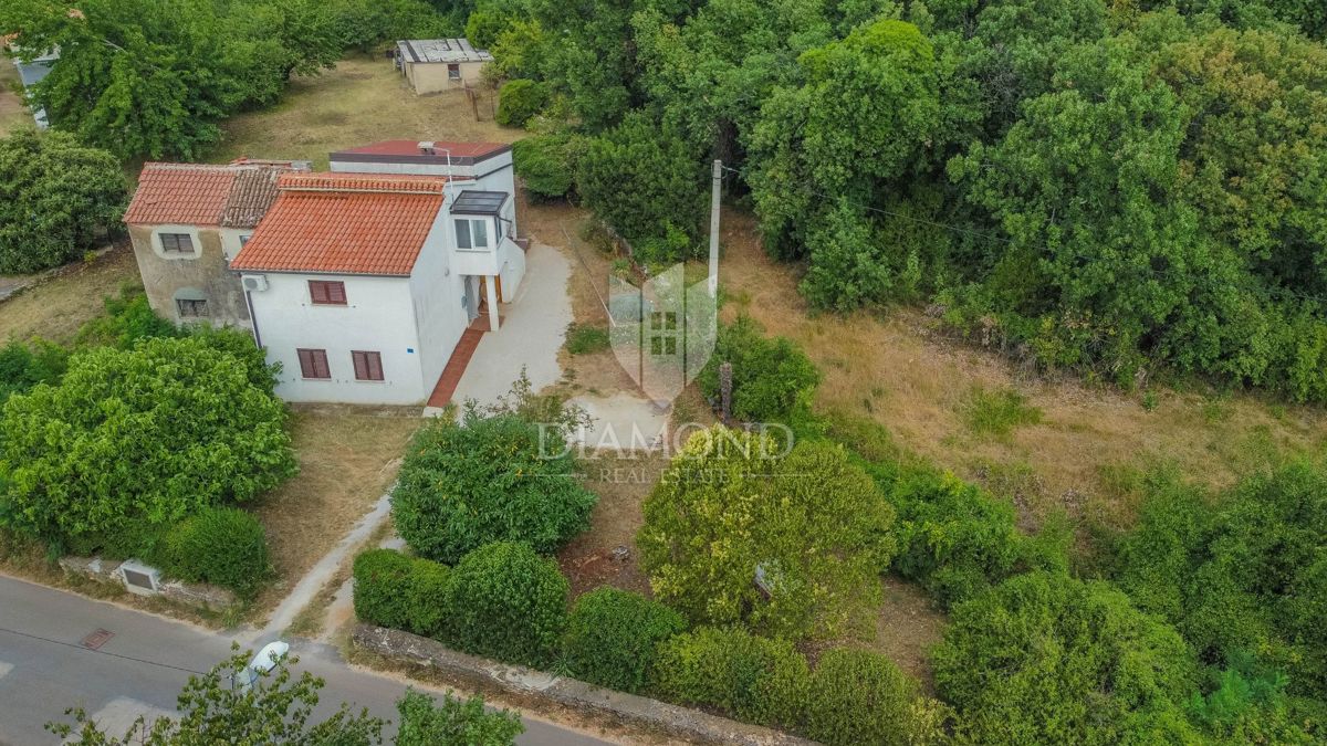 Okolica Umaga, hiša s prostornim vrtom na mirni lokaciji