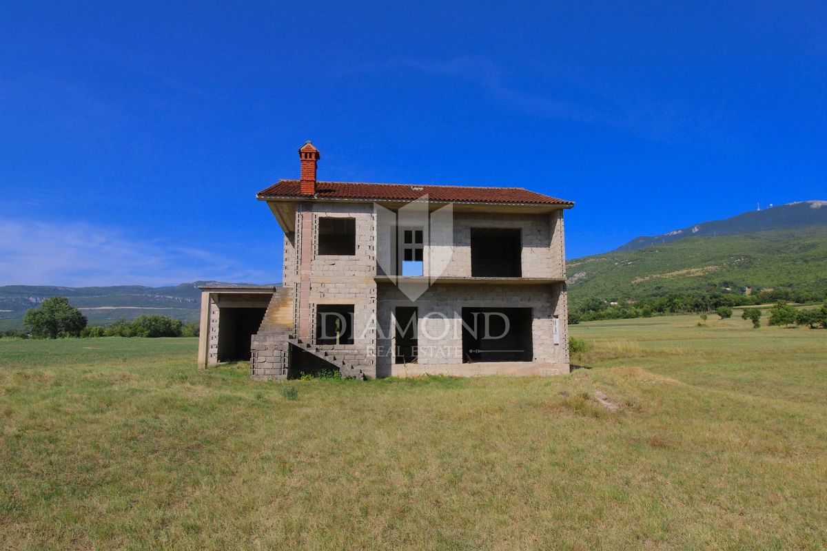 Boljun, hiša na lepi lokaciji z odprtim razgledom