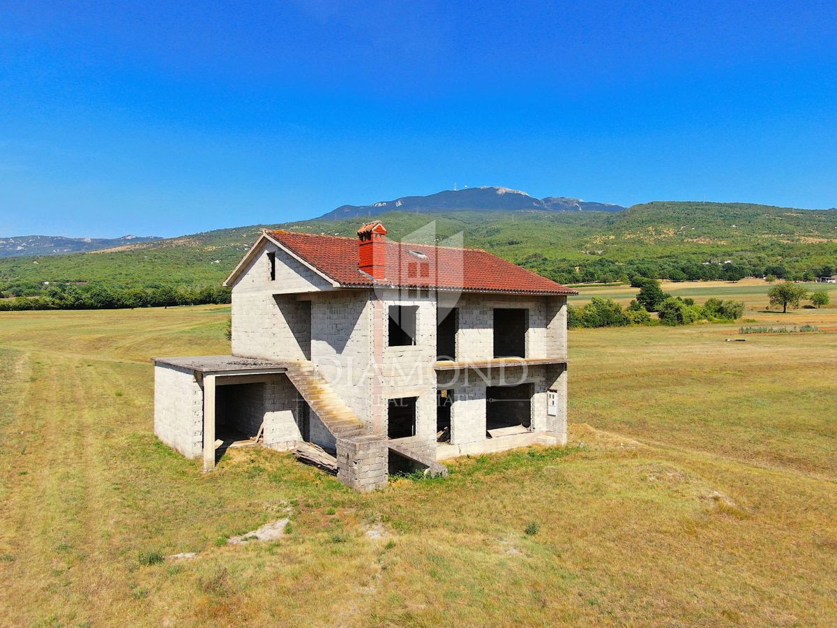 Boljun, hiša na lepi lokaciji z odprtim razgledom