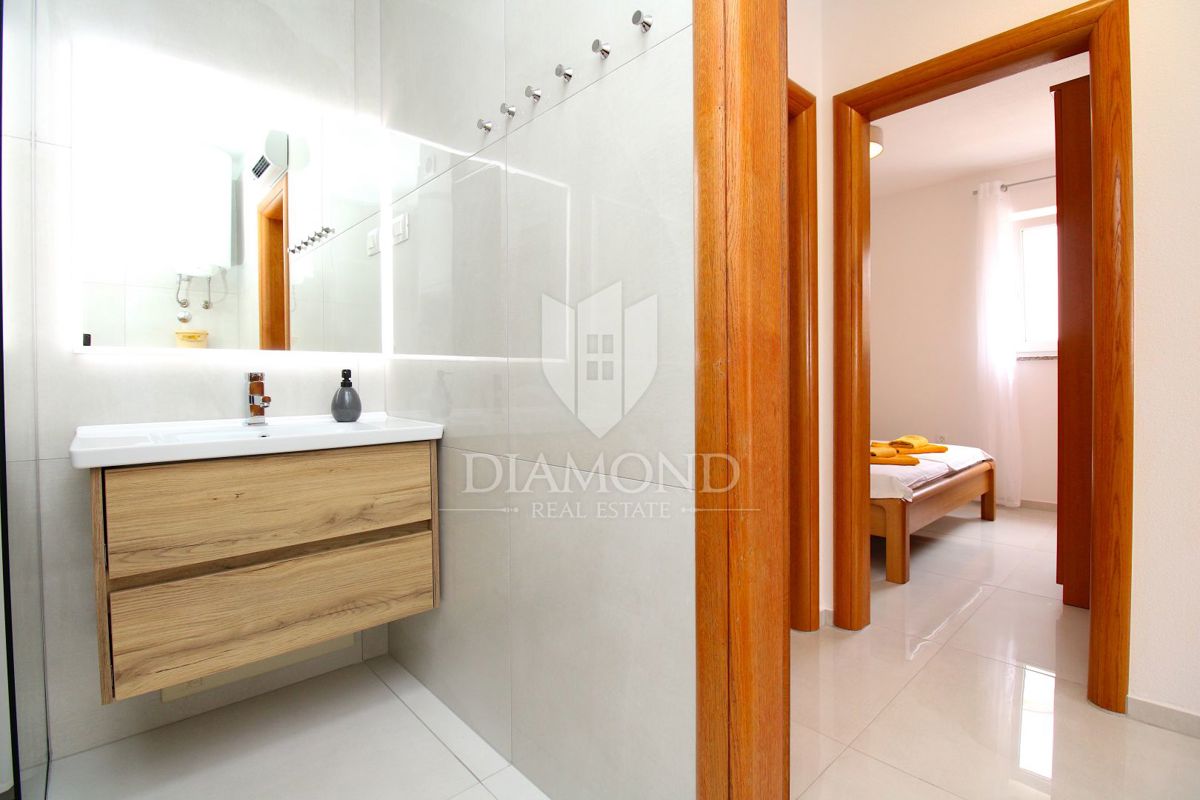 Rabac, lep pritlični apartma z vrtom, pogled na morje