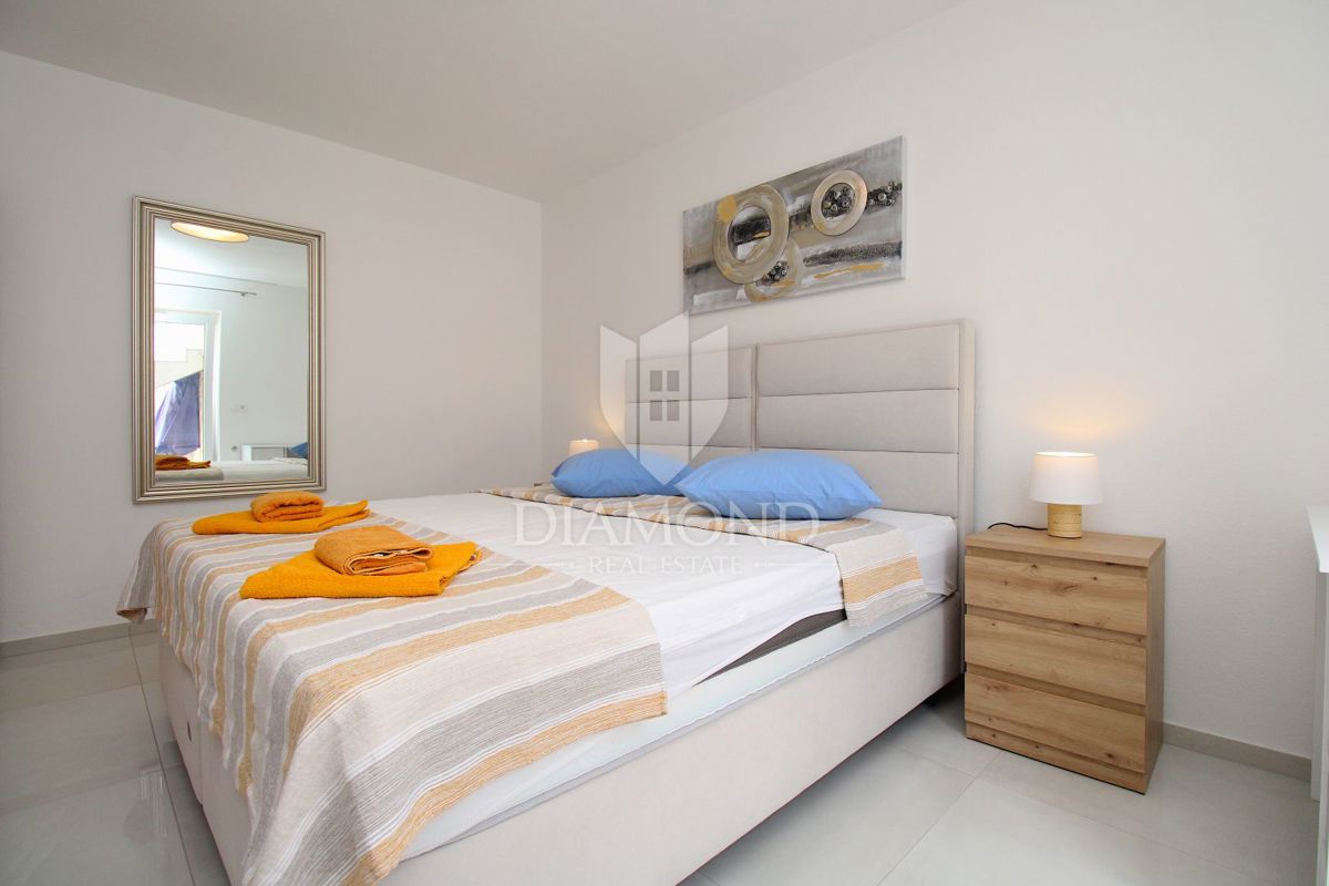 Rabac, lep pritlični apartma z vrtom, pogled na morje